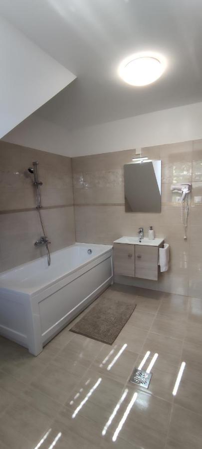 Hella Vendeghaz Hotel Eger Buitenkant foto