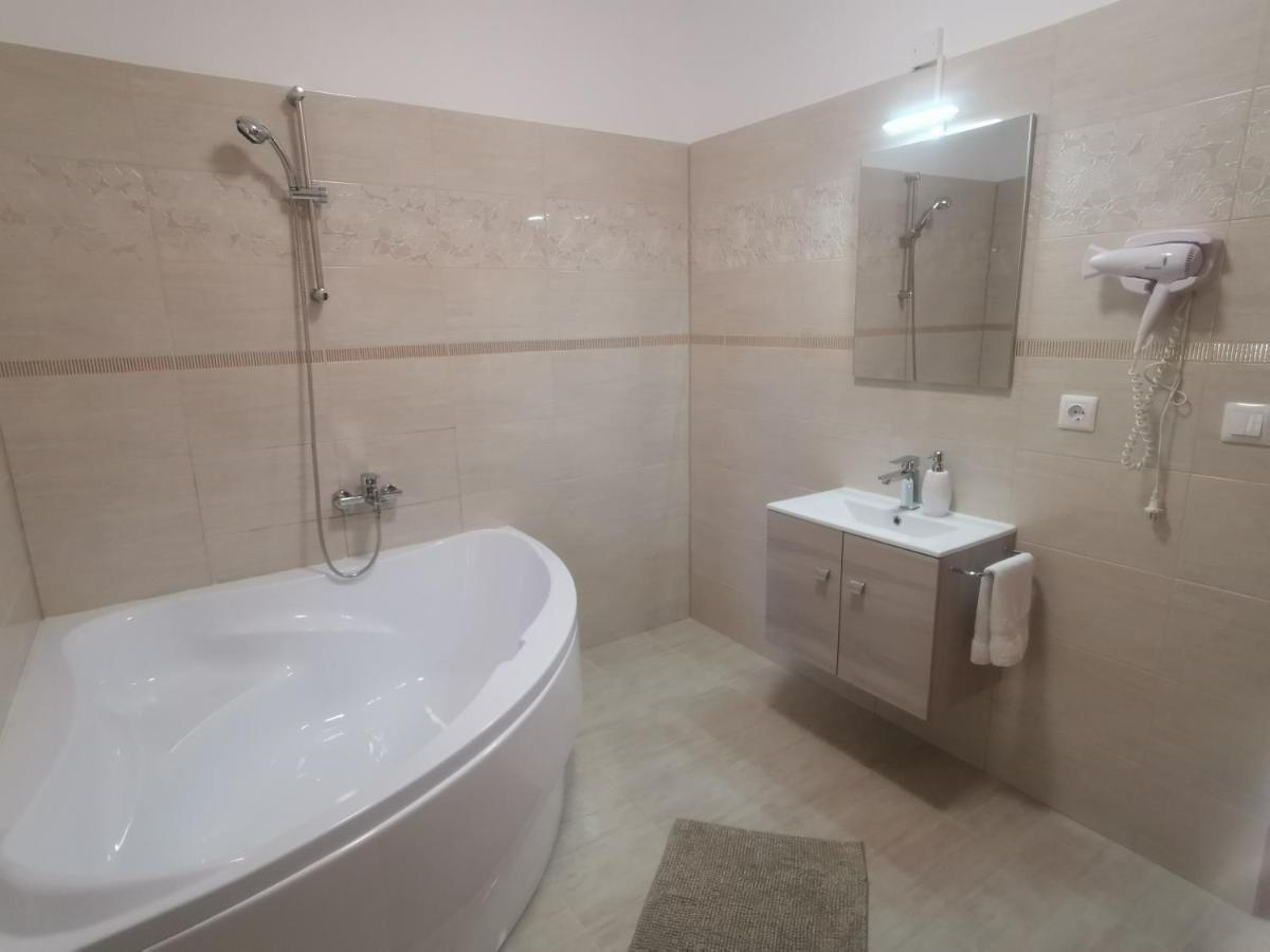 Hella Vendeghaz Hotel Eger Buitenkant foto